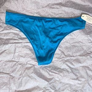 NWT Vs seamless thong